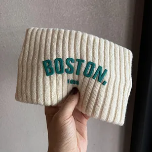 Vue détaillée du bandeau en tricot crème avec broderie verte Boston 1630 texturée