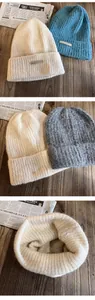 Détail de la texture en maille de mohair douce et étiquette sur un bonnet d'hiver