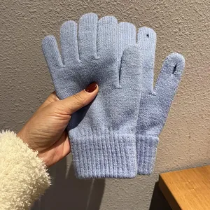 Detail von hellblauen Strickhandschuhen mit Rippbündchen und Touchscreen-Fingeröffnungen