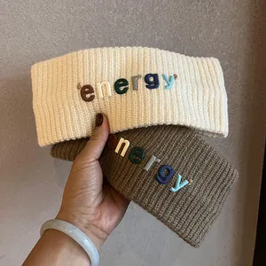 Bandeau large en tricot avec lettres energy en relief en beige et marron café