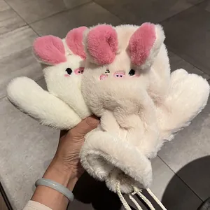 Simpatici guanti in peluche a maialino con cordino bianco crema per il calore invernale