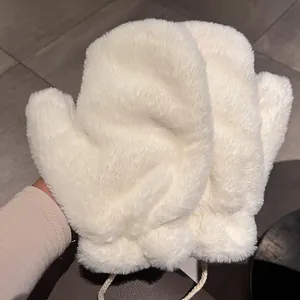 Moffole bianche in peluche con fodera in pile e cordino per il calore invernale