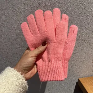 Detailaufnahme der rosa Strickhandschuhe mit elastischen Rippbündchen für Damen im Winter