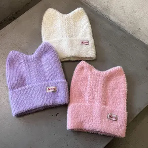 Schicke Katzenohr-Strickmützen für Damen in Weiß, Lila und Rosa mit weichen Texturen
