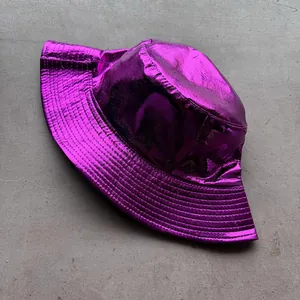 Nahaufnahme der lila Metallic-Fischerhut mit feinen Nähten am Rand für Damenmode