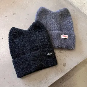 Schicke Strickmützen mit Katzenohren in Schwarz und Grau mit weicher Textur für den Winter