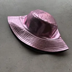 Detail eines metallisch rosa Anglerhuts mit glänzender PU-Textur und runden Hutkrempennähten