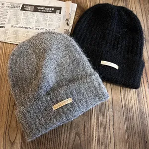 Bonnet en maille pour femme gris et noir avec écusson Institute style décontracté