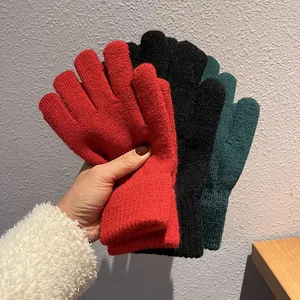 Dicke Strickhandschuhe in Rot, Schwarz und Dunkelgrün mit Rippbündchen zum Windschutz