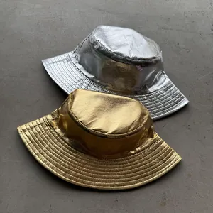 Wendbarer Fischerhut aus glänzendem Lackleder in Gold und Silber mit metallischem Glanz