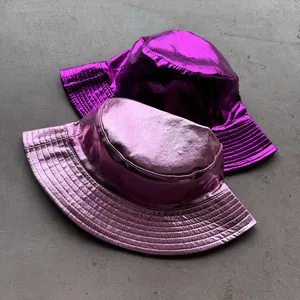 Metallischer Wende-Anglerhut aus glänzendem Lackleder in Rosa und Lila für Damen