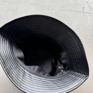 Retro PU-Leder Fischerhut in Schwarz mit gesteppter Krempe und verstellbarem Kordelzug