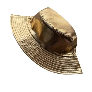 Metallisch goldener Wende-Fischerhut aus Lackleder mit Ziernähten an der Krempe für Damen