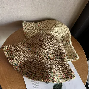 Hohlgestrickte Strohhüte in Beige und Braun mit bunten Akzenten für den Sommer-Sonnenschutz
