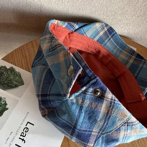 Béret classique à carreaux bleus avec doublure orange et bouton pression argenté chic
