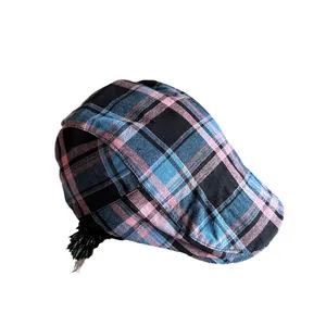 Béret à carreaux classique pour femme avec motif écossais bleu-rose et détail de plume