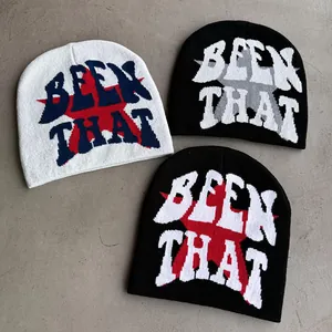 Makro-Detail von Strickmützen mit BEEN THAT-Schriftzug und Stern-Jacquard-Mustern aus Baumwolle