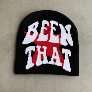 Detailansicht der schwarzen Beanie mit BEEN THAT Schriftzug und rotem Stern