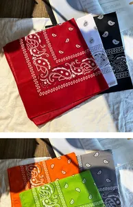 Vue détaillée de bandanas paisley en rouge, blanc, noir, orange, vert et gris foncé