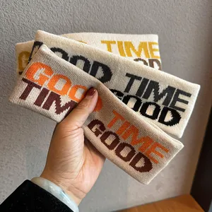 Fascia sportiva in maglia bianco panna con ricamo Good Time per il fitness