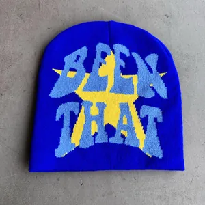 Detail der marineblauen Strickmütze mit gelbem Stern und Been That Jacquard-Schrift