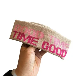 Fascia sportiva in maglia beige con scritte Good Time rosa per il fitness e la corsa