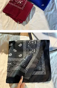 Détail de bandanas classiques à motif paisley noir, rouge et bleu avec texture nette