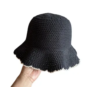 Dames gehaakte vissershoed in zwart met witte golvende rand en ademend gebreid design