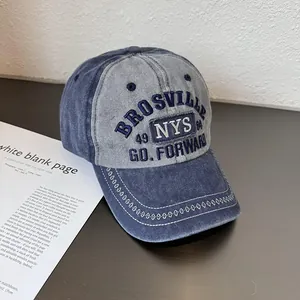 Nahaufnahme der Vintage-Baseballkappe aus gewaschenem Denim mit Stickerei und Ziernähten