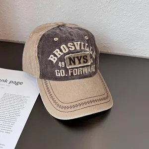 Detail der verwaschenen Vintage Baseballkappe mit khaki und brauner Kontraststickerei