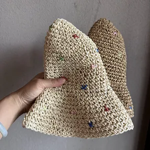 Chapeau de soleil en paille fait main avec broderies colorées en crème et brun