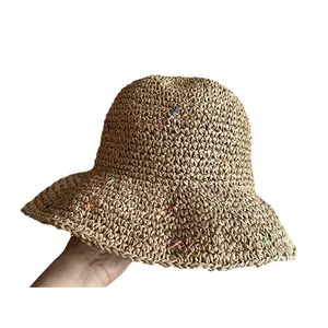 Chapeau de soleil en paille à larges bords avec broderie colorée pour les vacances