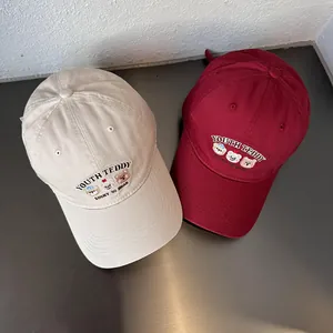 Beige en bordeauxrode katoenen baseballpetten met schattig geborduurde beren voor dames