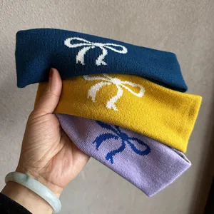 Elastisches gestricktes breites Stirnband mit Schleifenmuster in Blau Gelb und Lila