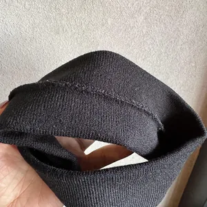 Detailansicht der Innennaht und der elastischen Stricktextur des schwarzen Stirnbands