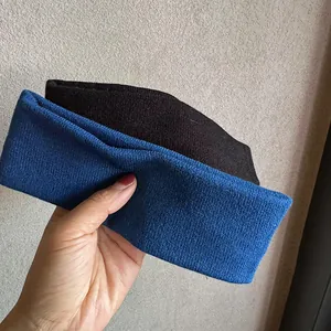Nahaufnahme der gerippten Strickstruktur von marineblauen und schwarzen breiten Stirnbändern