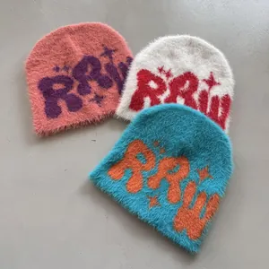 Plüschige Strickmützen mit RRW-Muster in Rosa Weiß und Blau aus Nerzimitat-Wolle