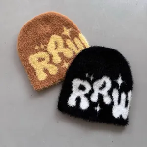 Flauschige Strickmütze mit RRW-Buchstaben und Stickerei in Schwarz und Braun