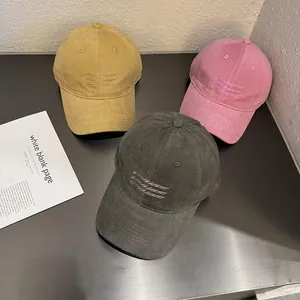 Détails de broderie sur casquettes de baseball en velours côtelé jaune, rose et gris foncé