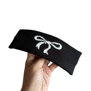 Elastisches schwarzes Strickstirnband mit weißem Schleifenmuster für Sport und Waschen
