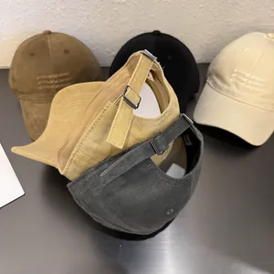 Plusieurs casquettes de baseball en velours côtelé avec broderie 3D et boucles