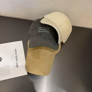 Vue détaillée de trois casquettes en velours côtelé avec broderie géométrique élégante