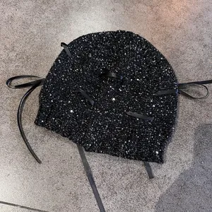 Schwarze Pailletten-Strickmütze mit Satin-Schleifen und schimmernder Textur