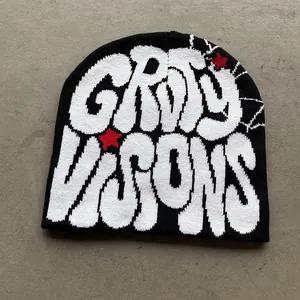 Gedetailleerde gebreide textuur van beanie met witte jacquardletters en rode sterren
