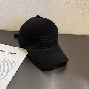 Détail d'une casquette de baseball en velours côtelé noir avec broderie ton sur ton