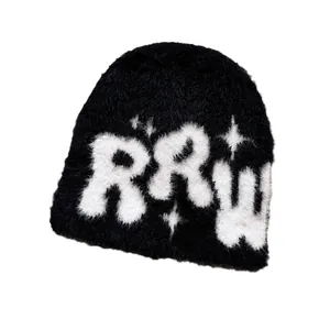 Schwarze flauschige Strickmütze mit weißer RRW-Buchstabenstickerei und Sternenmuster