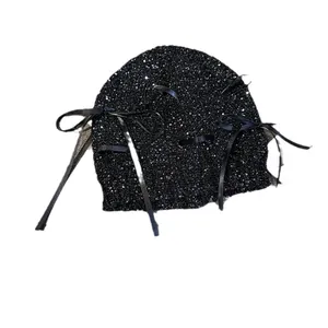 Glitzernde schwarze Paillettenmütze für Damen mit eleganten Satinschleifen und langen Bändern
