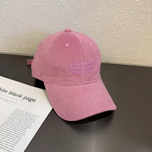 Détail d'une casquette de baseball en velours rose avec broderie violette soignée
