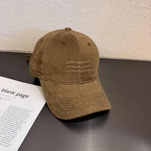 Gros plan sur la casquette de baseball en velours côtelé marron avec broderie triple