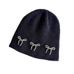 Bonnet en tricot noir pour femme avec nœuds en perles argentées, élégant et chaud